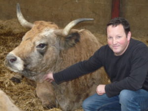 Mathieu Causse avec sa vache Aubrac