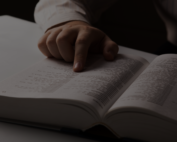Un doigt qui pointe un mot dans un dictionnaire